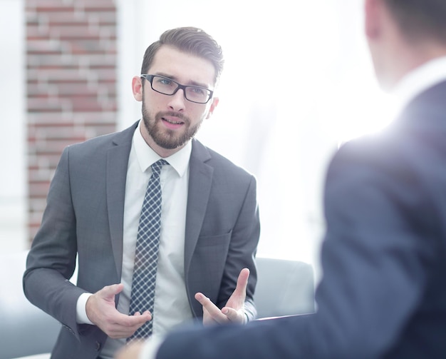 Retrato de dos empresarios discutiendo un nuevo proyecto