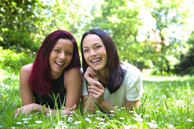 Retrato de dos hermanas sonriendo