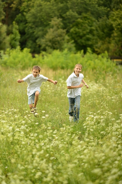 Retrato de dos hermanos corriendo en la naturaleza