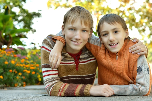 Retrato de dos hermanos en un parque