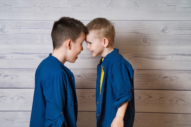 Retrato, de, dos hermanos, posición, cabeza a cabeza