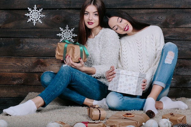 Retrato de dos hermosas chicas en Navidad