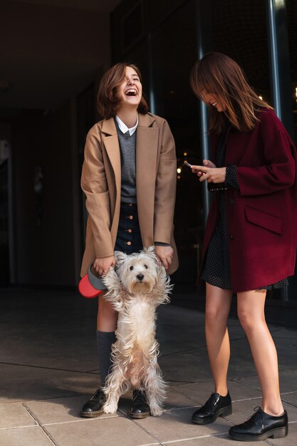 Retrato de dos hermosas chicas sonrientes