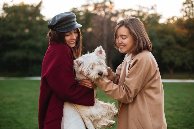 Retrato de dos hermosas chicas sonrientes