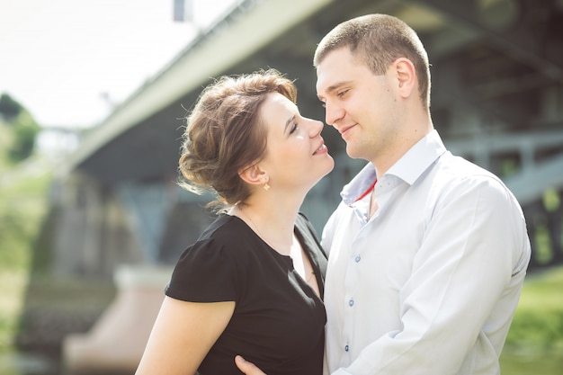 Retrato de dos hermosas jóvenes amantes.