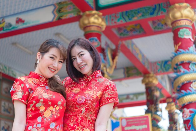 Retrato de dos hermosas mujeres asiáticas en vestido CheongsamGente de TailandiaFeliz concepto de año nuevo chino