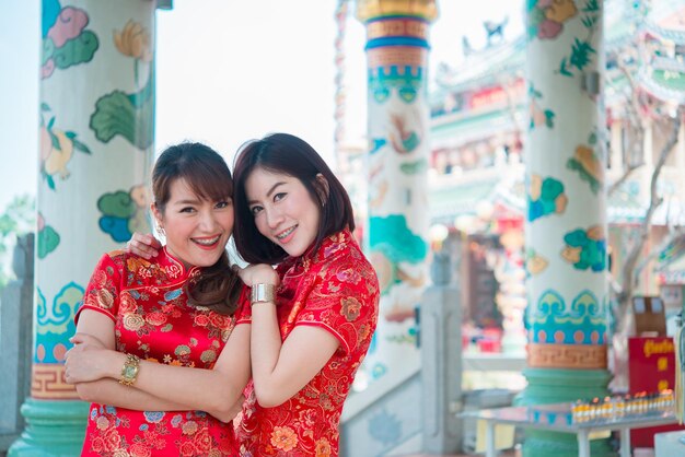 Retrato de dos hermosas mujeres asiáticas en vestido CheongsamGente de TailandiaFeliz concepto de año nuevo chino