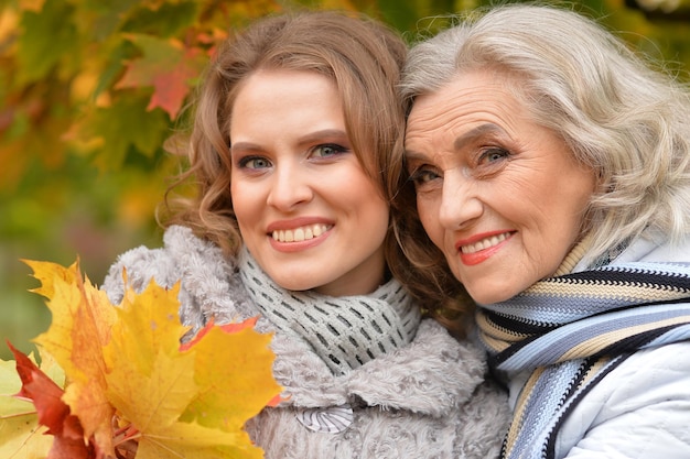 Retrato de dos hermosas mujeres posando al aire libre