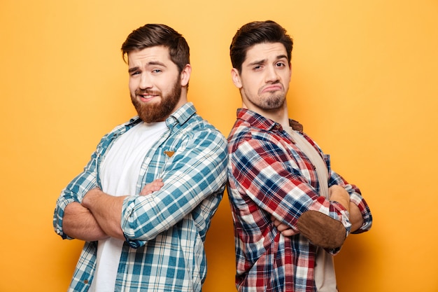 Foto retrato de dos hombres jóvenes seguros