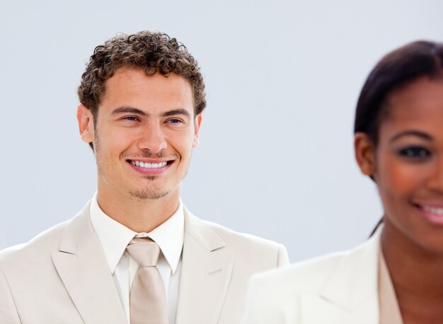 Retrato de dos hombres de negocios sonrientes