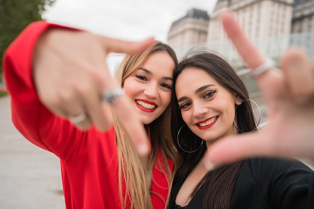 Foto retrato de dos jóvenes amigos pasar un buen rato juntos al aire libre en la calle