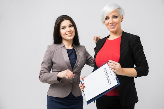 Retrato de dos jóvenes damas de negocios en disfraces