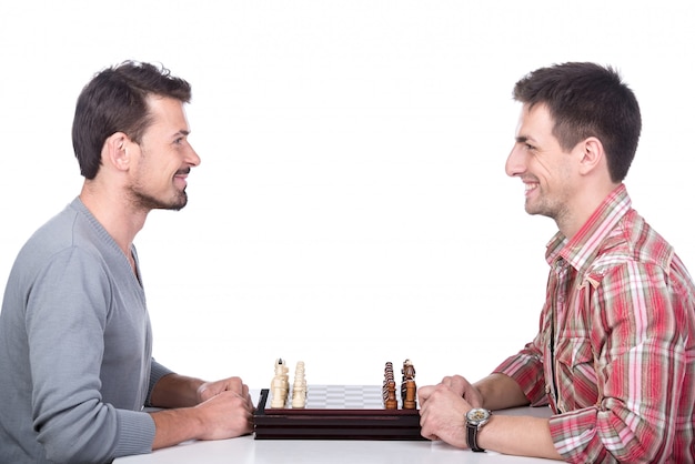 Retrato de dos jóvenes están jugando al ajedrez.