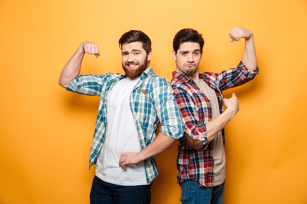 Foto retrato de dos jóvenes felices