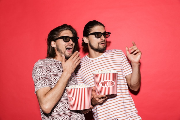 Retrato de dos jóvenes hermanos gemelos asustados