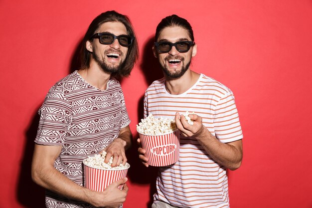 Foto retrato de dos jóvenes hermanos gemelos emocionados