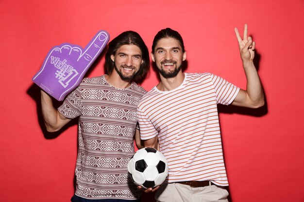 Foto retrato de dos jóvenes hermanos gemelos emocionados