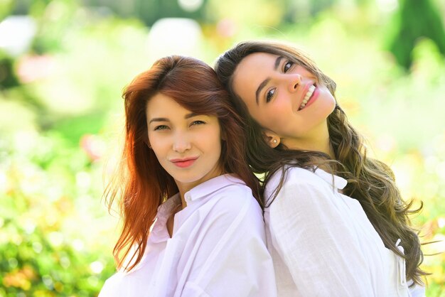 Retrato de dos jóvenes hermosas chicas sonrientes en ropa de camiseta blanca de verano de moda Despreocupado wo