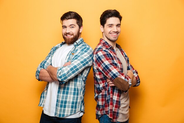 Foto retrato de dos jóvenes sonrientes