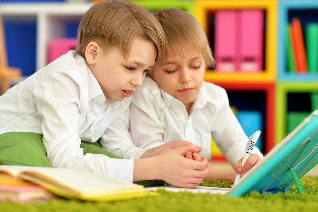 Retrato de dos lindos niños haciendo la tarea