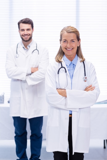 Retrato dos médicos em pé com os braços cruzados