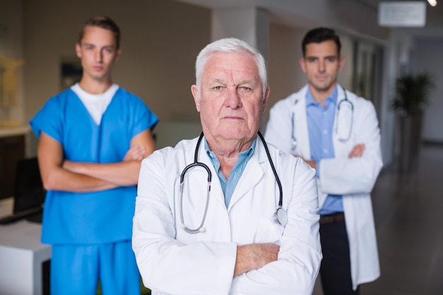 Retrato dos médicos em pé com os braços cruzados