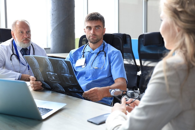 Retrato de dos médicos que consultan al paciente en el hospital.