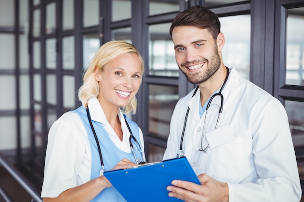 Retrato dos médicos segurando a área de transferência