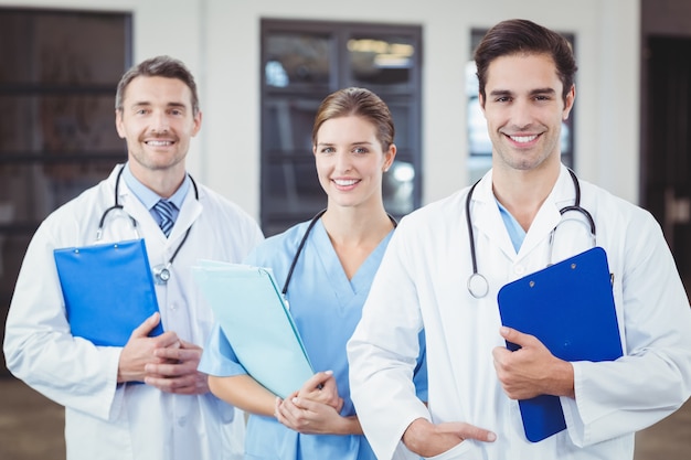 Retrato dos médicos sorridentes em pé na fila