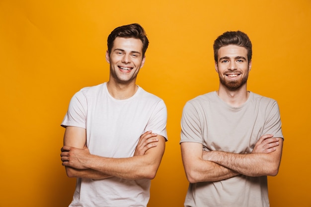 Foto retrato de dos mejores amigos felices de los hombres jóvenes