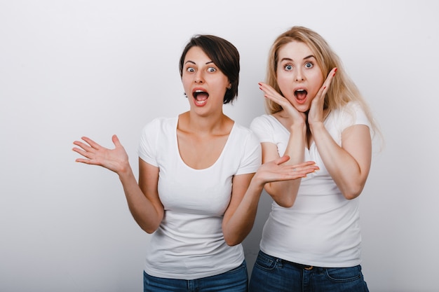 Foto retrato de dos mujeres adorables con asombro y sorpresa.