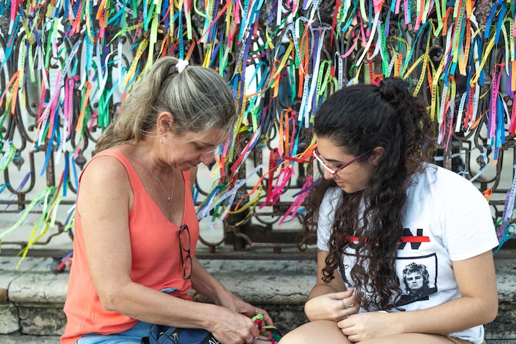 Foto retrato de dos mujeres colocando cintas de colores en la cuadrícula de la iglesia