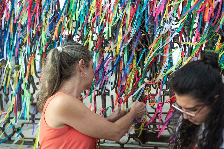 Foto retrato de dos mujeres colocando cintas de colores en la cuadrícula de la iglesia