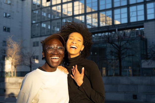 Retrato de dos mujeres jóvenes de la generación z dos jóvenes afroamericanas sonriendo amigos riendo lgbt pareja diversidad concepto copia espacio