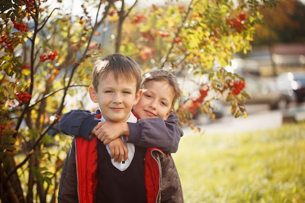 Retrato de dos niños, hermanos y mejores amigos sonriendo.