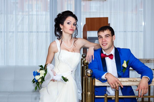 Retrato dos noivos em seu casamento dentro de casa