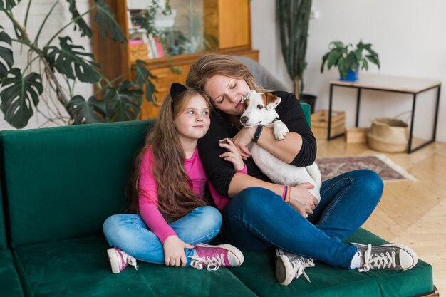 Retrato de dos personas encantadora mamá y su hijo abrazo pasan tiempo libre juntos sentarse cómodo diván