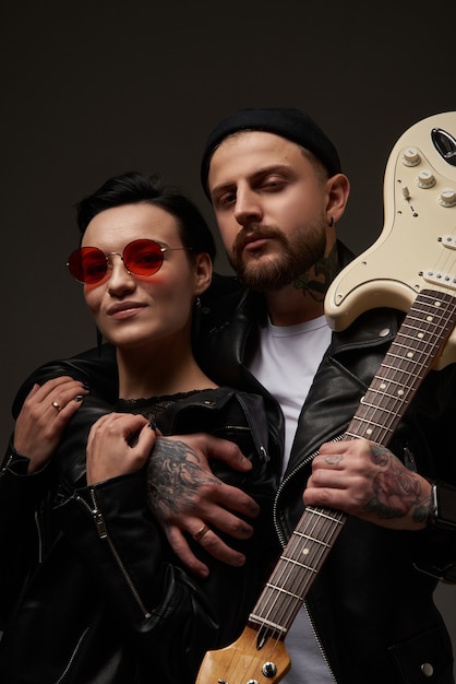 Un retrato de dos personas punk con estilo Músicos de rock de moda moderna
