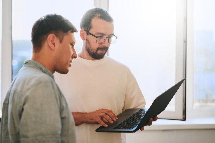Foto retrato de dos programadores masculinos profesionales que trabajan en computadoras en diversas oficinas desarrollo de tecnologías de ti modernas de aplicaciones de programas de inteligencia artificial y concepto de videojuegos
