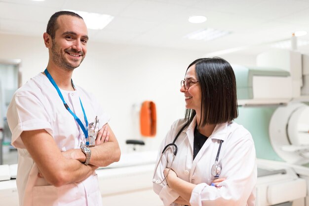 Foto retrato, de, dos, sonriente, doctores