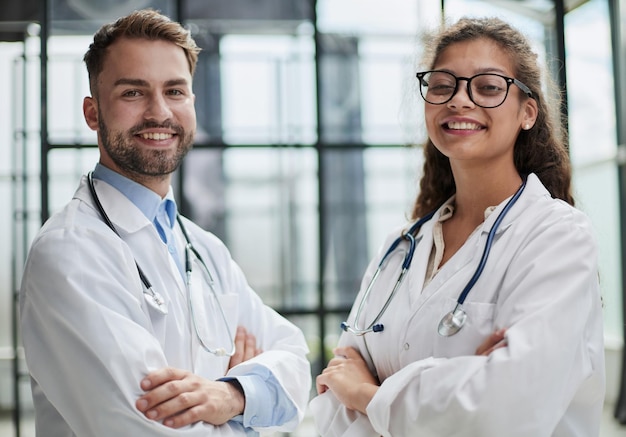 Retrato de dos trabajadores médicos en el hospital