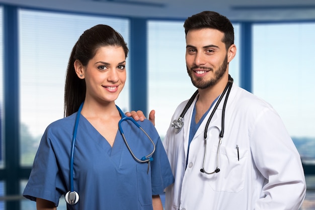 Retrato de dos trabajadores médicos sonrientes