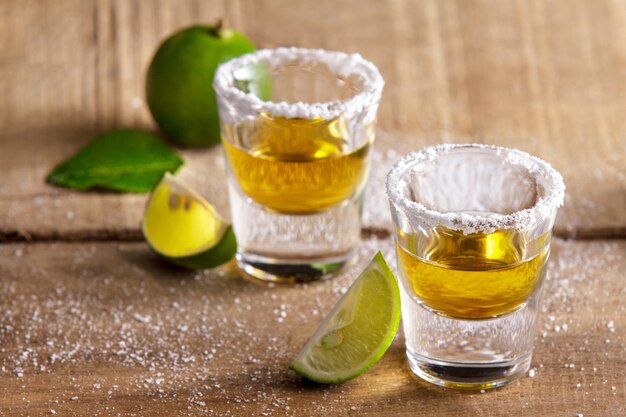 Retrato de dos tragos de tequila con rodaja de limón y sal