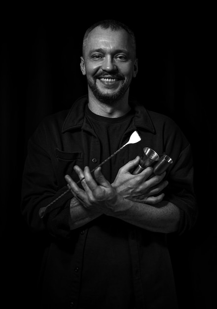 Foto retrato dramático de un hombre adulto con accesorios de bar fotografía de estudio imagen en blanco y negro