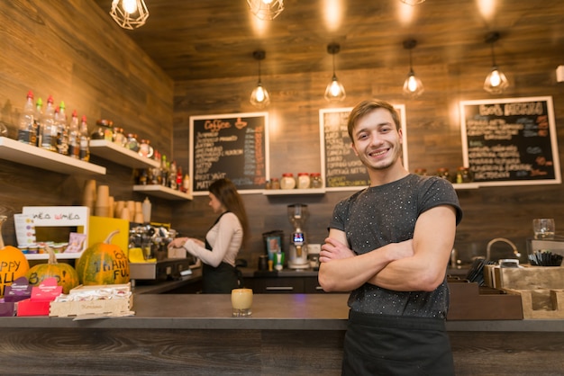 Foto retrato del dueño de la cafetería hombre joven sonriente