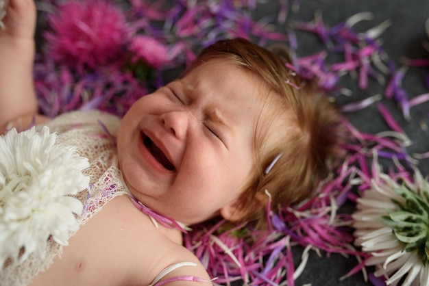 Retrato de una dulce niña con una corona de flores