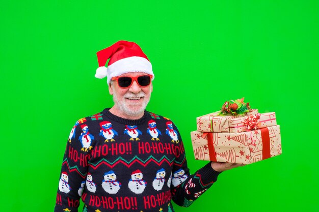 Retrato e close-up de um homem velho e maduro segurando seu presente ou presente no dia de Natal