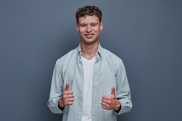 Retrato e polegares para cima para o sucesso de pé isolado em um fundo cinza transparente