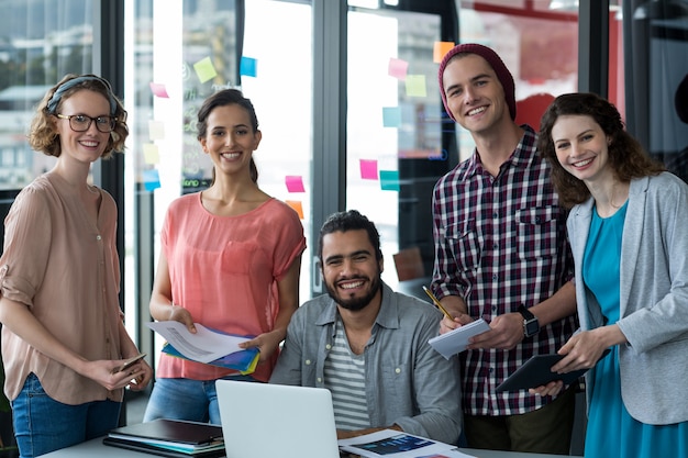 Retrato de ejecutivos de empresas sonrientes con documento y tableta digital