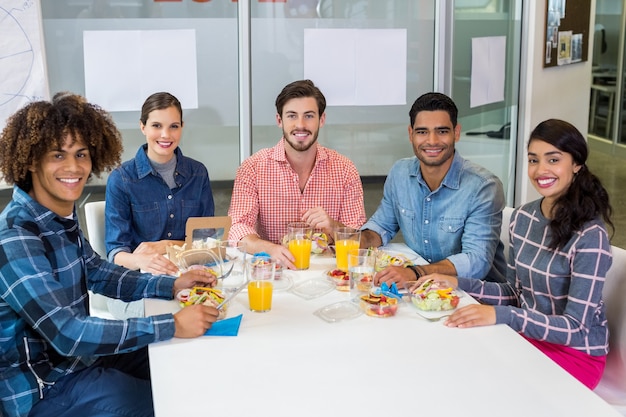 Foto retrato de ejecutivos sonrientes desayunando